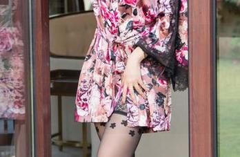 微密圈 – 果儿Victoria的白色时光，美图里的温柔感，轻轻一勾，我的心就被抓住了。