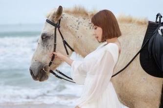 微密圈 – 果儿Victoria演绎的修女风，是塌房还是修行？私拍资源来一发！