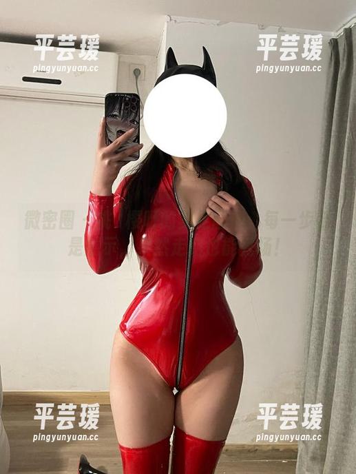 微密圈 - 桃沢樱呀的美足图册：每一步都是展示，果然走路也能秀场！