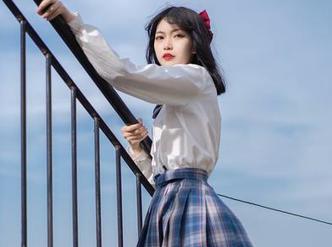 梨瑾瑾的学姐，刚走出教室就开始上演美图大片！