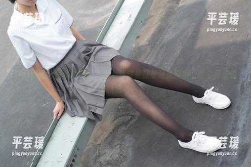 森萝财团 - 写真说美腿，小七到底是腿长还是腿瘦，这个问题值得我思考一下？