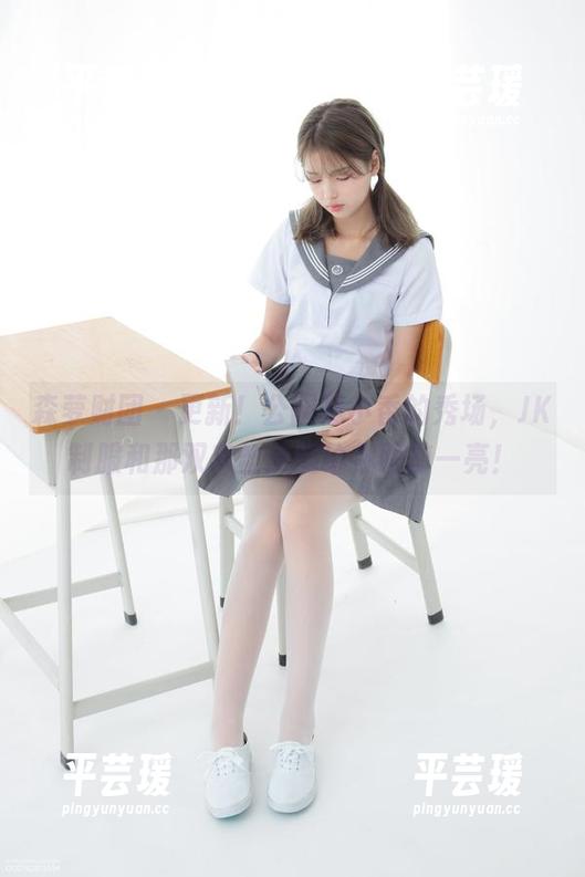 森萝财团 - 更新！公园是小香的秀场，JK制服和那双灰丝美腿给你眼前一亮！