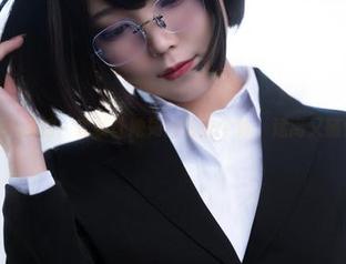 汪知子私拍：套装让她如同独立个体，迷离又随性。