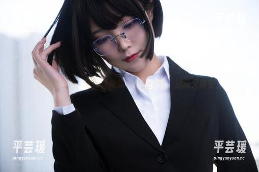 汪知子私拍：套装让她如同独立个体，迷离又随性。