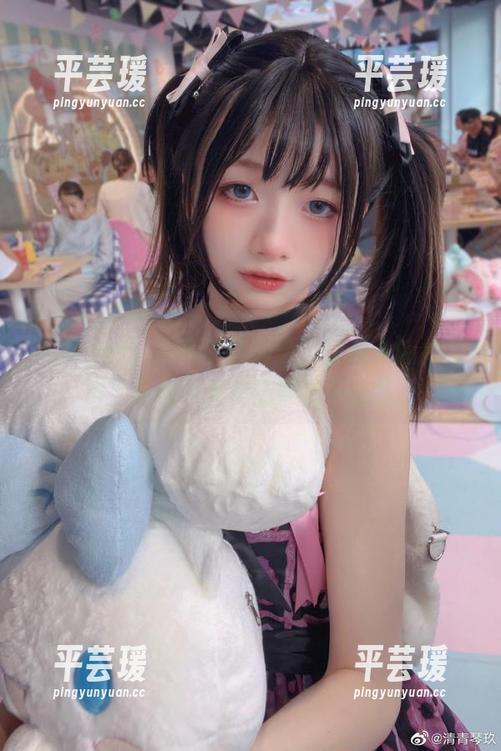 高清cos，清青琴玖的粉天使形象能把照片上其他小天使压得喘不过气。
