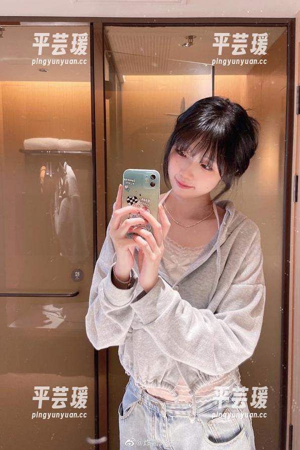 “观看炸酱沐沐，黑太子无所不在的姿态”——无法抗拒的吸引力