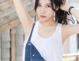 爱蜜社 – 图片中的黄歆苑：这裤里丝，好像在和我说话，哈哈，太有趣了！