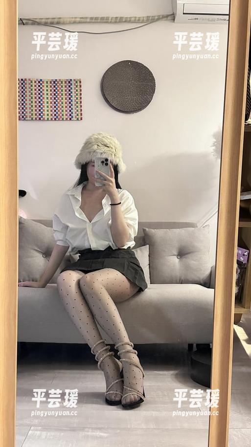 微密圈 - 高清写真，玫桃泡芙化身空姐，天生丽质难自弃，不过人类的脑洞也还是太偏了…