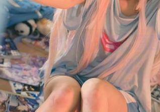 看神沢永莉穿着粉色格子裙，原图又引发了我什么腦内小剧场？