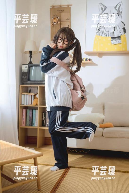 玩心机的神沢永莉，厨房短款女仆Cos带来一波别样的诱惑。