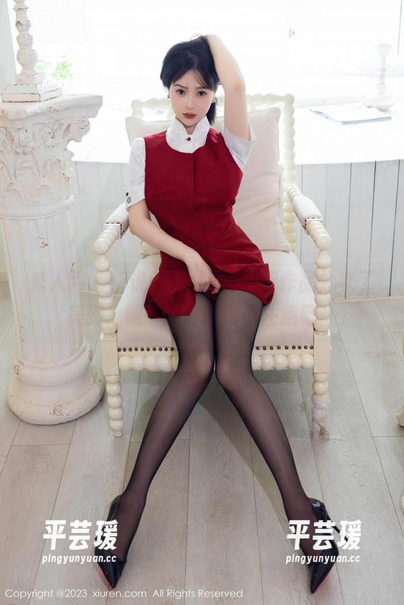 秀人网 - 听说Lovely璐璐新作品分享了美脚，嗯…意外的吸引注意呀！