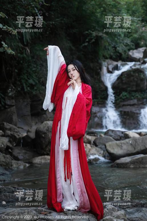 秀人网 - Lingyu的职业装：看她如何优雅地用西装投射实力！