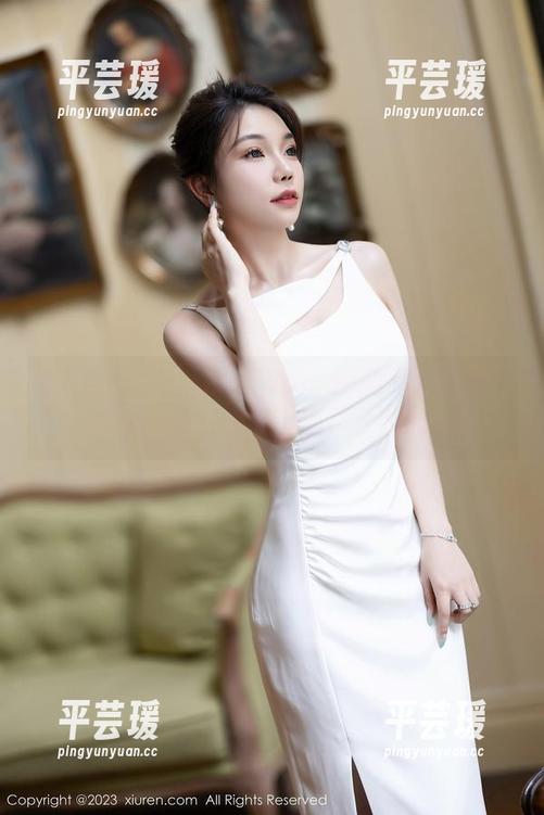 秀人网 - 行走在久久Aimee的私拍作品中，睡衣的柔软感不小心揪了我的心。