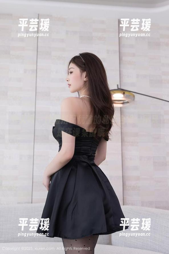 秀人网 - 校服搭配优酱的私拍合集：不只是在课桌前哦～