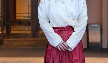 秀人网 – 定制白衬衫不只是时尚：可乐Vicky的作品和这对奇怪照片的组合