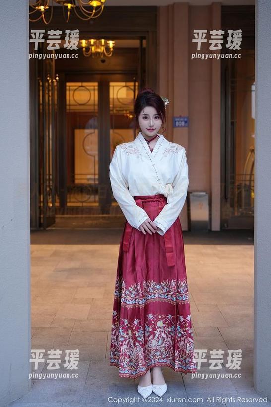 秀人网 - 定制白衬衫不只是时尚：可乐Vicky的作品和这对奇怪照片的组合