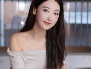 秀人网 – 材质感满分！容容容Alice最新白色套图让人我不禁想再去重新油漆房间！