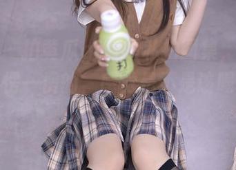 秀人网 – 拍黄瓜girl的私拍图集，纯白看得人一愣一愣的，感觉是不是该喝杯水清醒一下？