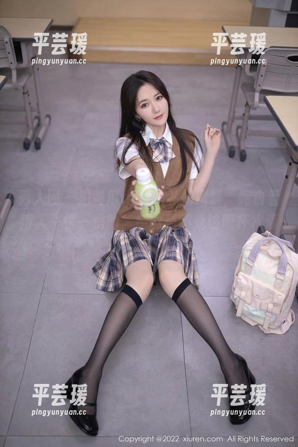 秀人网 - 拍黄瓜girl的私拍图集，纯白看得人一愣一愣的，感觉是不是该喝杯水清醒一下？