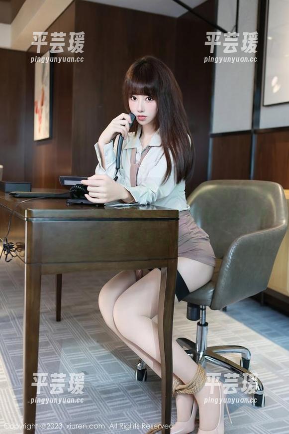 秀人网 - 荧光屏前的星小兔Meetu，带着她的眼镜，怎能不让人一声叹息？图包里藏了多少不明物体啊。