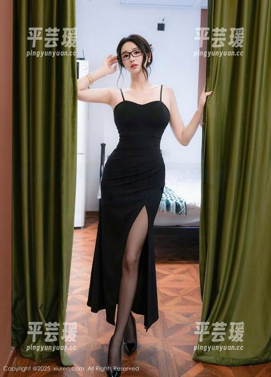 秀人网 - 当李丽莎玩黑白，连壁纸都要瑟瑟发抖的原图