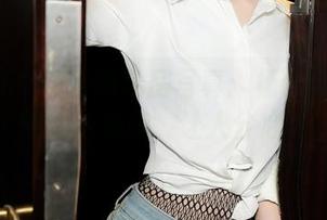 秀人网 – 奇特的私房写真：杨可可coco的网袜加持，让人分心。