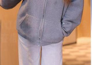 秀人网 – 订制的红裙多了一层含蓄：杨晨晨在相机前到底想表达什么？