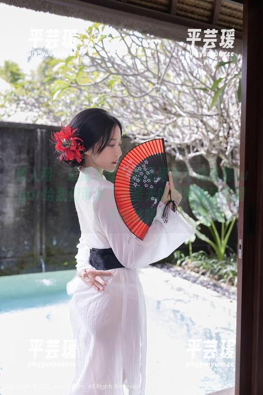 秀人网 - 谁说黑丝只能配裙子？杨晨晨sugar给我们带来了无圣光的翘臀美腿套图，不试试吗？