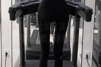 秀人网 – 这天台上的白沫写真，一辈子不腻，用作壁纸，谁都想试试！