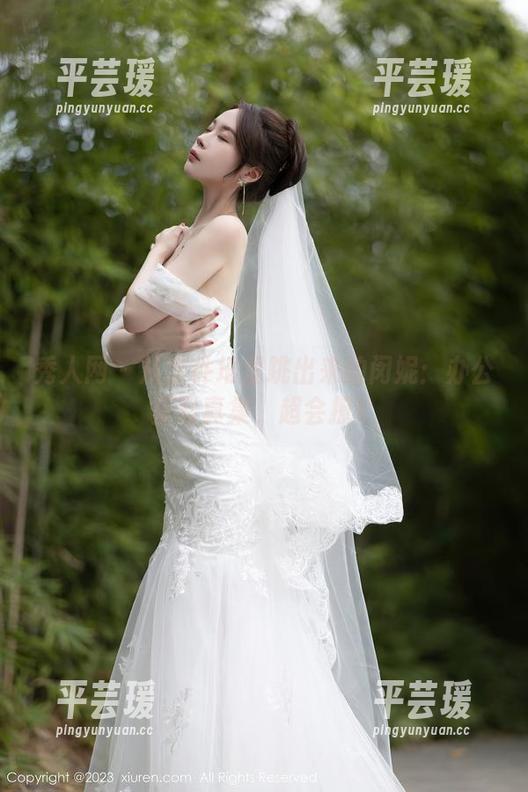 秀人网 - 从文件堆里跳出来的闵妮：办公室写真集，超会撩！