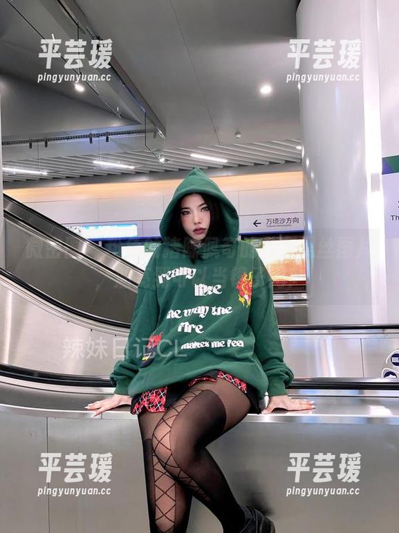 微密圈 - 粉色的猪陈佩奇的私房黑丝图片，油亮到可以当镜子用！