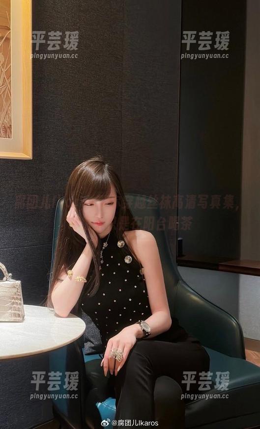 腐团儿Ikaros带你穿越丝袜高清写真集，哪怕你只是在阳台喝茶