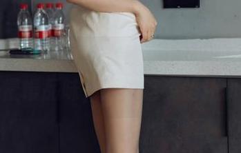 花漾show – 作品在线，白茹雪Abby的肉丝，慢慢品味，话说这姿势还真有戏。