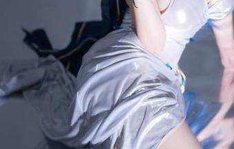 菌烨tako的纯白写真：这白到像刚冰箱里拿出来的豆腐，原图别落下哦！