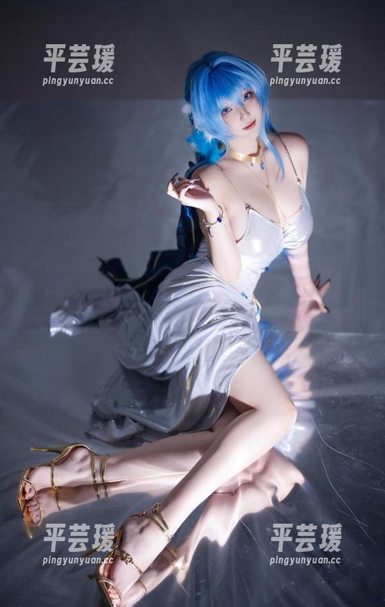 菌烨tako的纯白写真：这白到像刚冰箱里拿出来的豆腐，原图别落下哦！