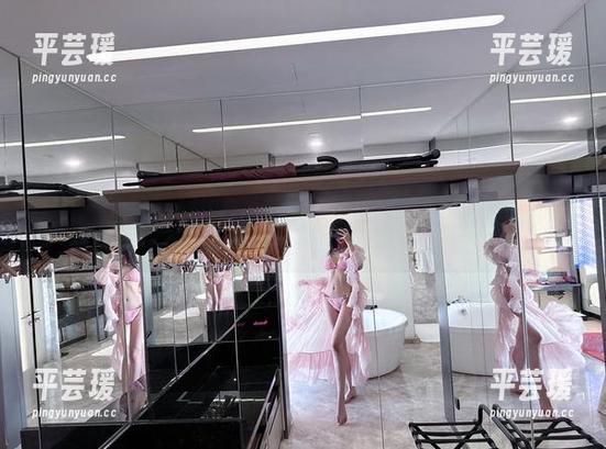 微密圈 - 葛征的粉色长裙图集：裙子这么长，难道她是想走一条时光隧道吗？