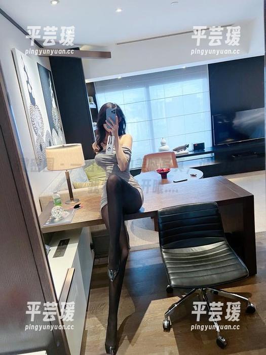 微密圈 - 一组葛征的美腿写真，诡异地让我不想移开眼....