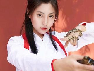 蜜桃社 – 佩琦Pinky的礼服合集，再次刷新你的审美底线。