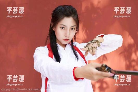 蜜桃社 - 佩琦Pinky的礼服合集，再次刷新你的审美底线。