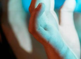 蜜桃社 – 从第一眼就被吸引，实在不知该网盘好还是下载，初月的白丝就是这样迷人！