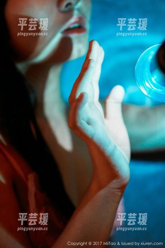 蜜桃社 - 从第一眼就被吸引，实在不知该网盘好还是下载，初月的白丝就是这样迷人！