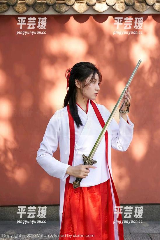 蜜桃社 - 定制的蕾丝：杏子在照片中的优雅试探