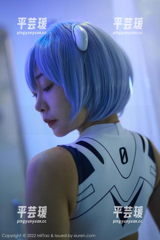 蜜桃社 - 从书本到校服：萌美Moemi的下一步作品居然是这？！