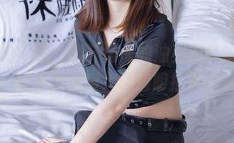 袜啵啵 – 来，翻开周周的油亮肉丝写真全集，顺便顺眼脚尖的透明指数爆表！