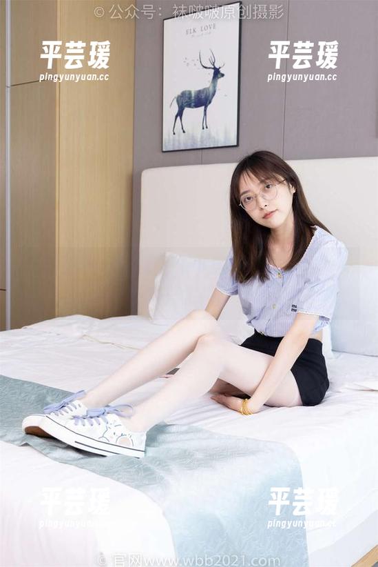 袜啵啵 - 私拍探险：小沫和她的短黑丝，即兴发挥！