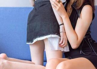 袜啵啵 – 捕捉小甜豆的私房一刻：油亮丝袜中的俏皮光影