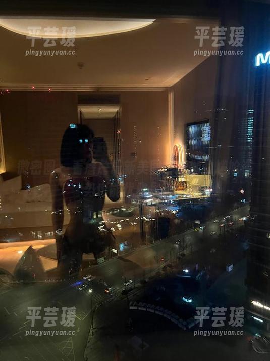 微密圈 - 看詹詹最新美图，瑜伽的尴尬姿势也能优雅呈现。