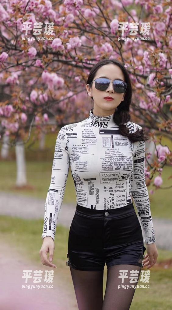 微密圈 - 边倾斜着头，看辣妈女神如何让女孩写真变得呆萌！