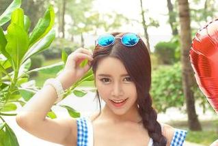 青豆客 – 与其说这是于姬Una的秀，倒不如说是深V的华丽舞台。