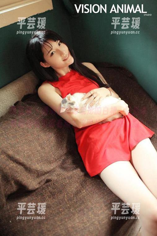 青豆客 - 满满都是谭晓彤的白裙，以后谁敢说白色不够有趣？这图片我心服口服！